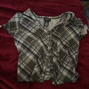 Hi! I’m selling this cute shirt it’s a little to big for me